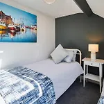 Apartment Host & -the Captain's Loft *
