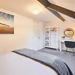 Host & -the Captain's Loft Апартаменты Уитби