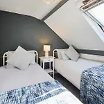 Апартаменты Host & -the Captain's Loft Уитби