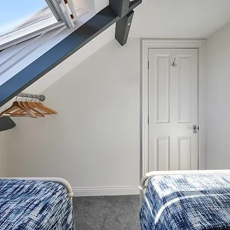 Host & -the Captain's Loft Apartman