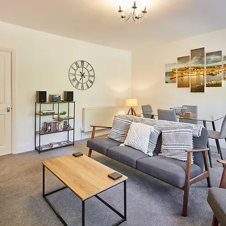 Host & -the Captain's Loft Apartman