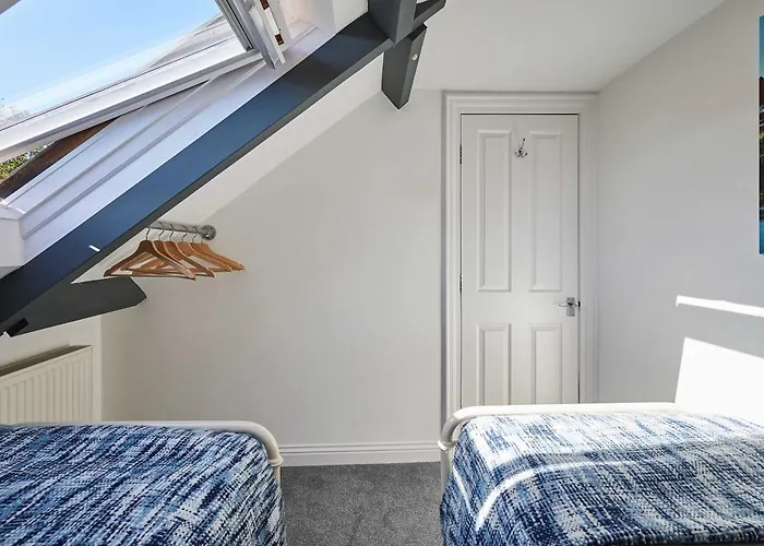 Host & -the Captain's Loft Apartman