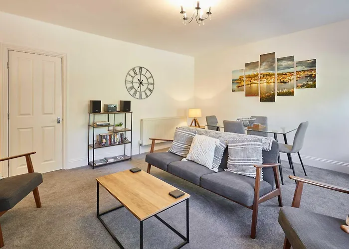 Host & -the Captain's Loft Apartman