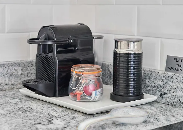 Host & -the Captain's Loft Apartman *